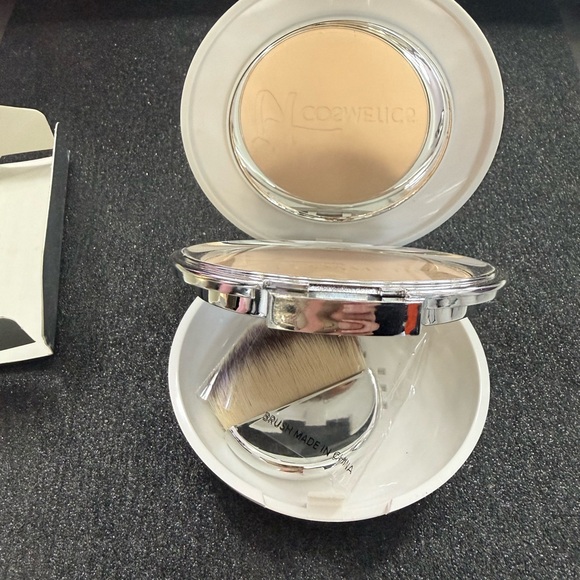 *NIB* IT COSMETICS Celebration Illumination Foundation-Medium Full-Size, .30 oz. - Picture 10 of 14